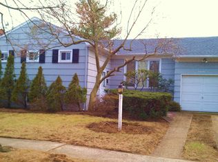 41 Cloverfield Rd S, Valley Stream, NY 11581