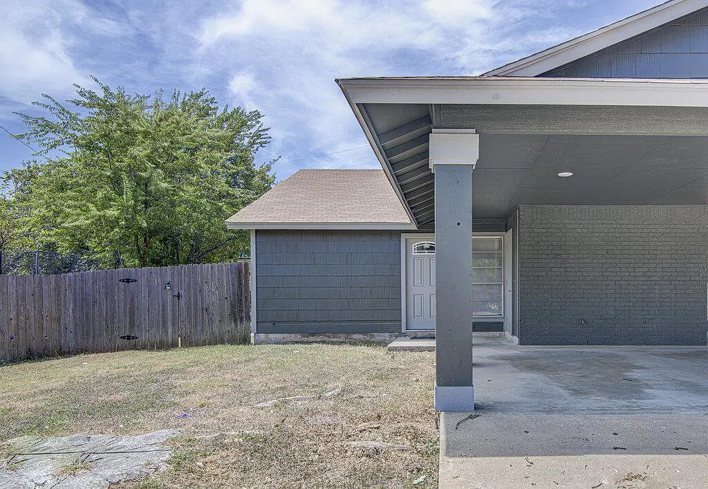 2 bed, 1.0 bath, 1608 sqft, $1,295 — Photo 2