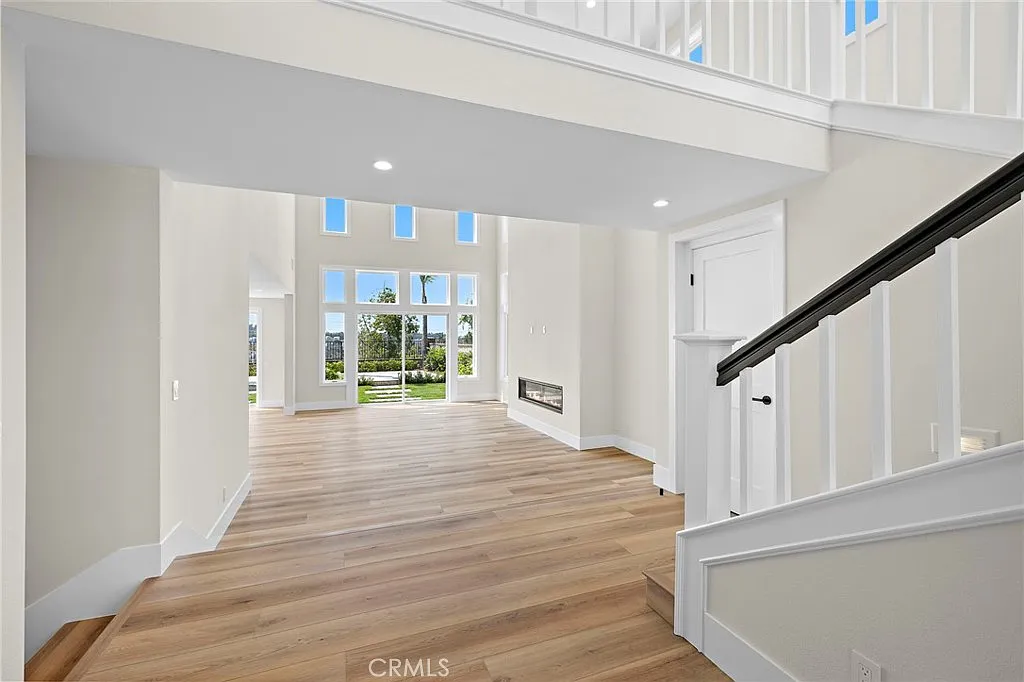 5 bed, 3.5 bath, 3576 sqft, $9,500 — Photo 3