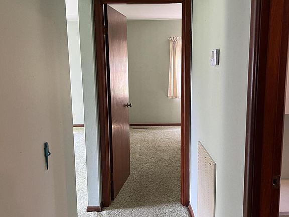 3rd image of 813 Hickory Dr