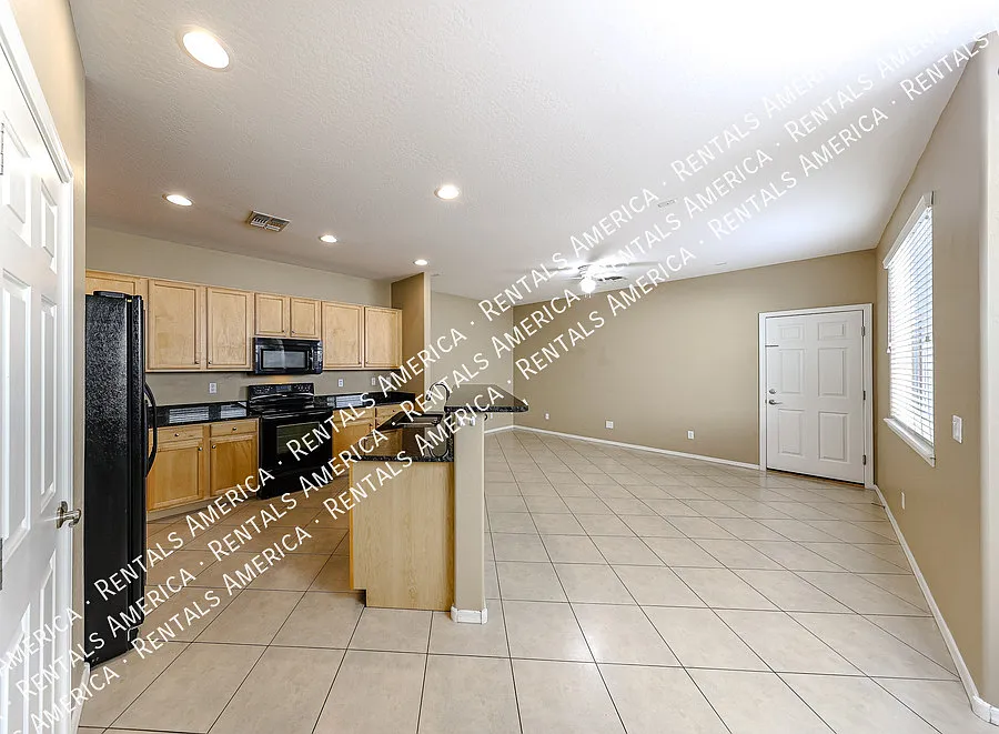 3 bed, 2.5 bath, 1907 sqft, $2,249 — Photo 4