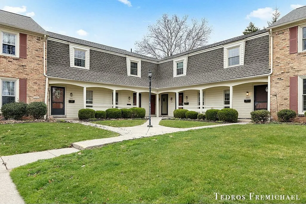 2436 Cranden Dr SE photo 1