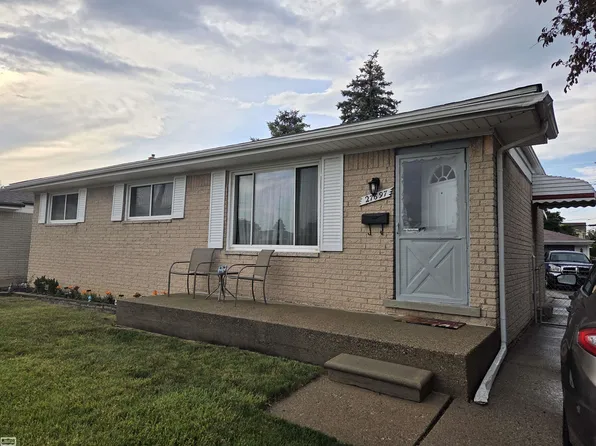 27697 Larry St, Roseville, MI 48066