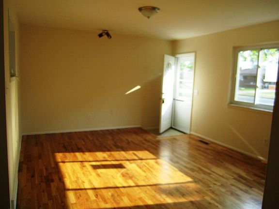 4th image of 25480 Wexford Ave