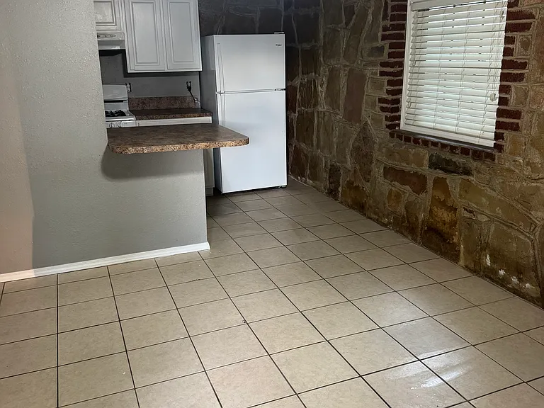 506 N Oak Ave — Photo 3