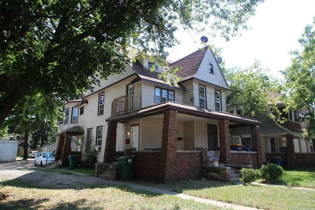 Photo 1 of 10 - 52 Burton St SW #3 - Grand Rapids, MI Primary Photo - 52 Burton St SW #3