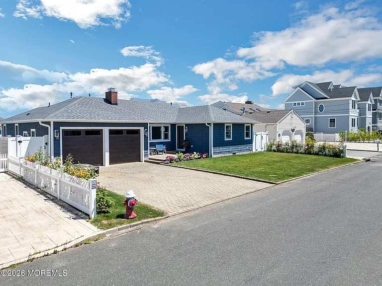 347 Bay Ln — Photo 3