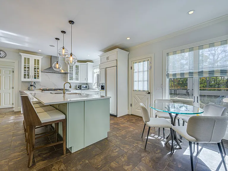 58 Edge Of Woods Rd — Photo 6