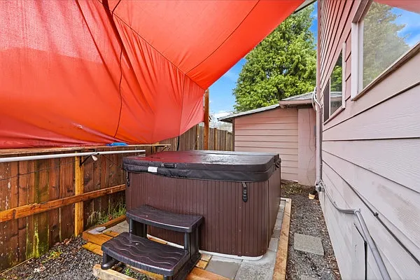 Optional hot tub. Landlord covers major repairs