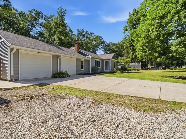 6024 Louis Dr, North Olmsted, OH 44070