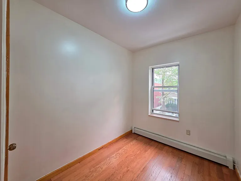1533 E 32nd St #2 — Photo 7
