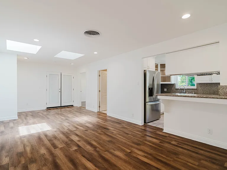 13856 Runnymede St — Photo 11