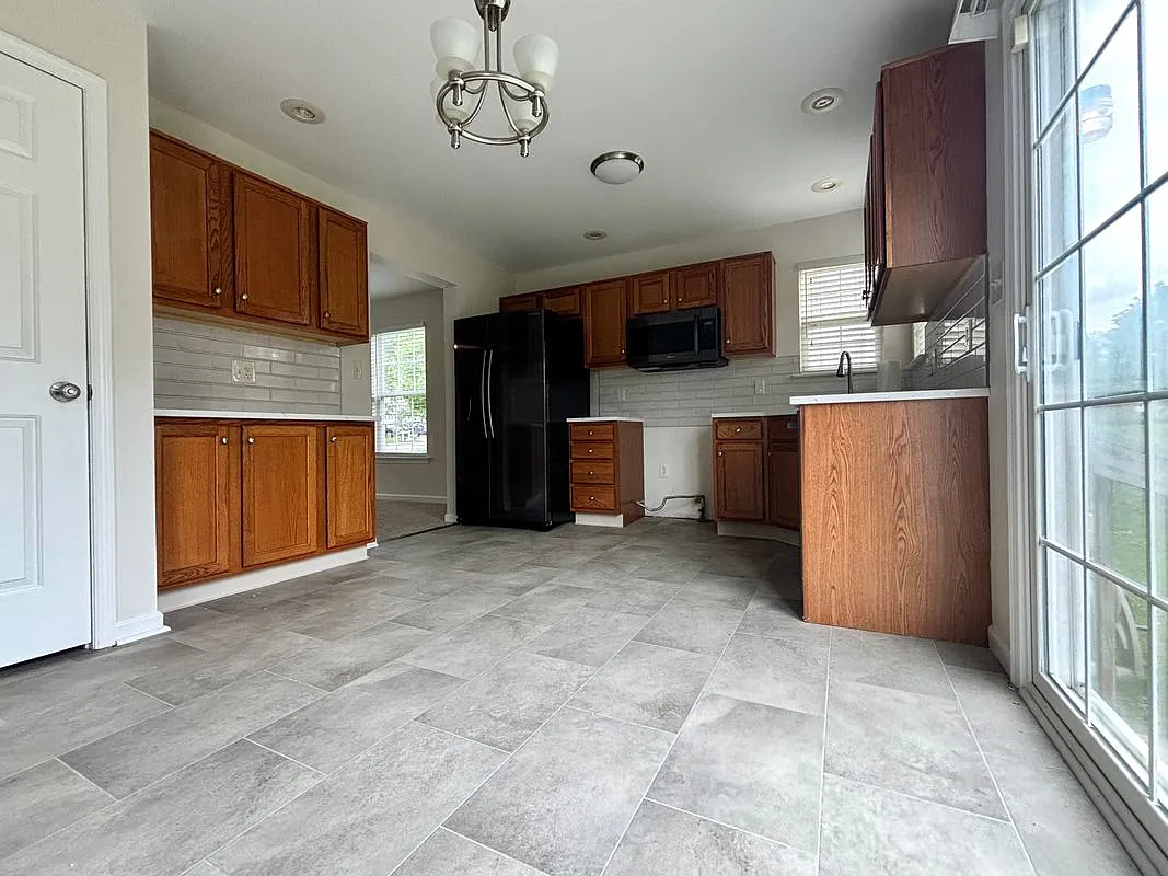 3 bed, 2.5 bath, 1948 sqft, $2,800 — Photo 3