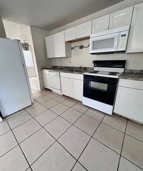 502 NE 15th Pl — Photo 3