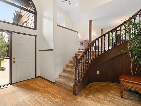 4th image of 39 E Bearspaw Ridge Cres
