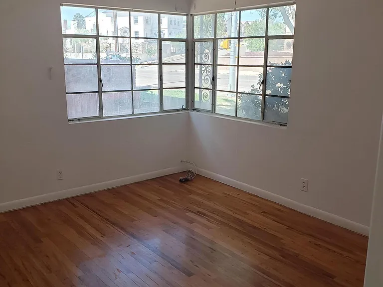 900 W Yandell Dr — Photo 7