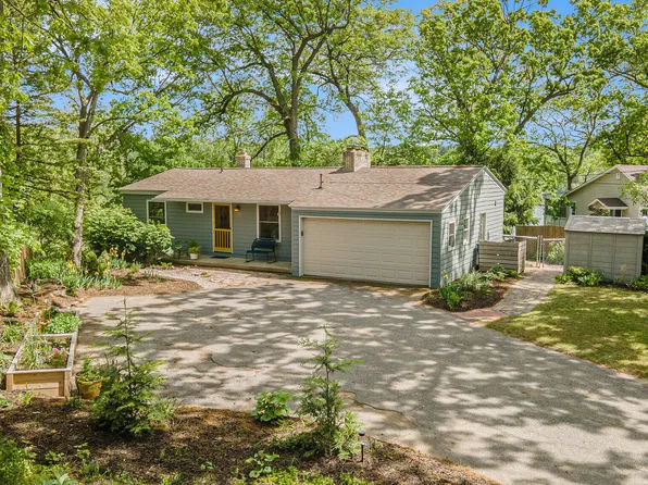 1920 Oak Cliff Dr NE, Grand Rapids, MI 49525