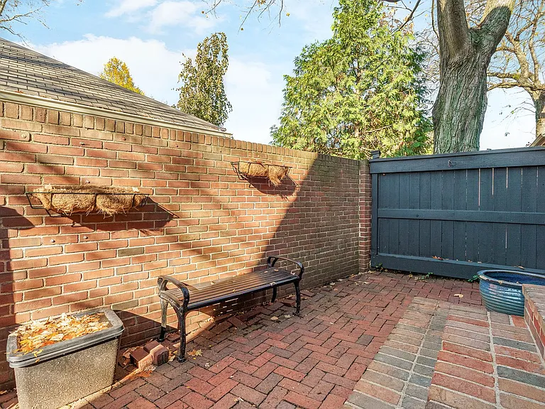 Unique 2 Bedroom in German Village — Photo 34