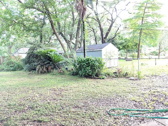 5th image of 520 Wisteria St