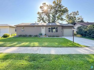 2324 S Crestwood Rd, Sioux Falls, SD 57105