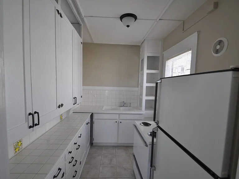 220 Belmont Ave E — Photo 11
