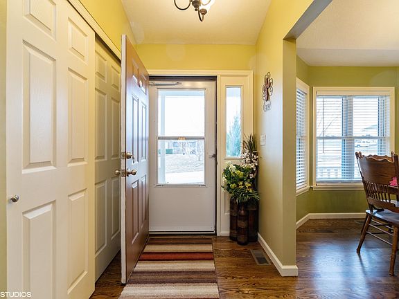 02_804DogwoodCove_32_Foyer_HiRes