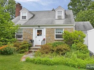 20 Brookview Ter, Bergenfield, NJ 07621