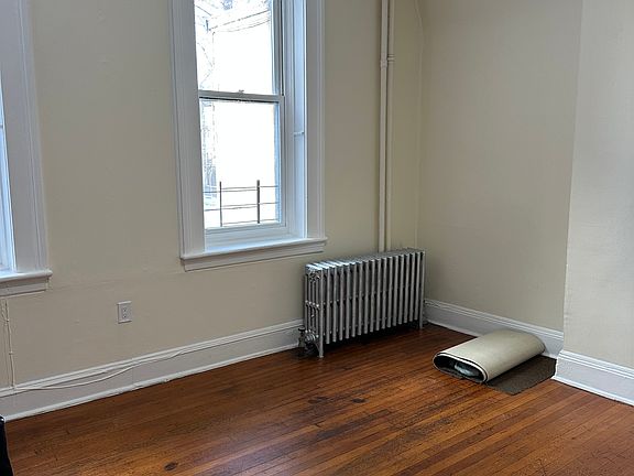4th image of 646 Bay St Floor 1