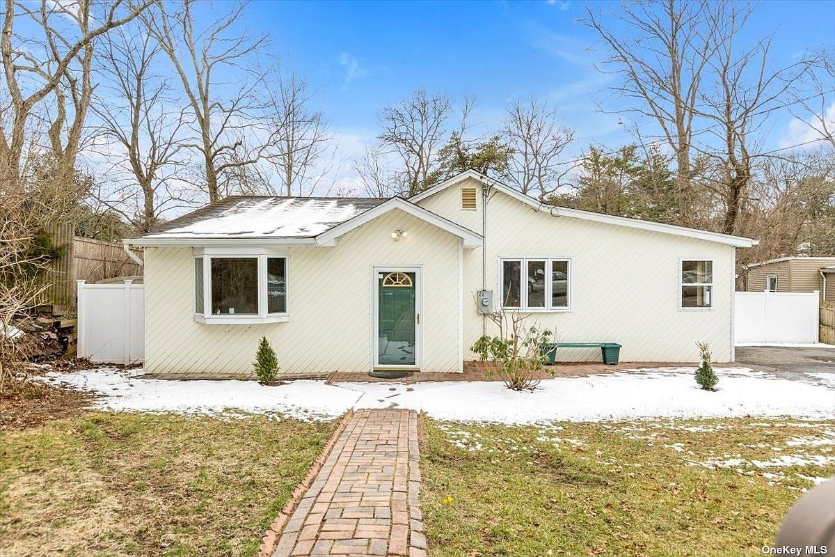 22 Boxwood Lane, Holtsville, NY 11742 | Zillow