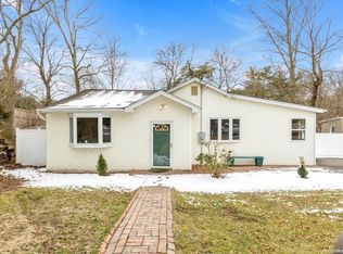 22 Boxwood Ln, Holtsville, NY 11742