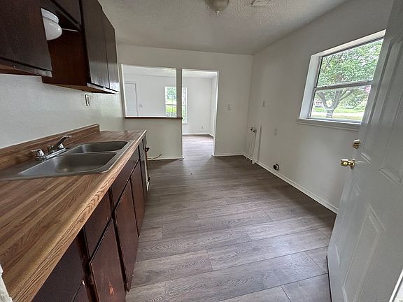 2nd image of 1109 Meadow Park Dr