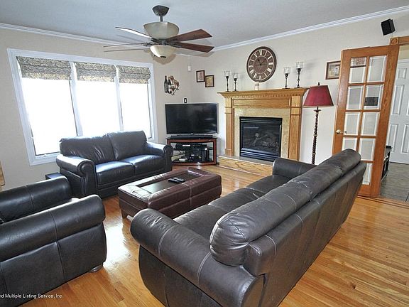3rd image of 24 Lawn Ave