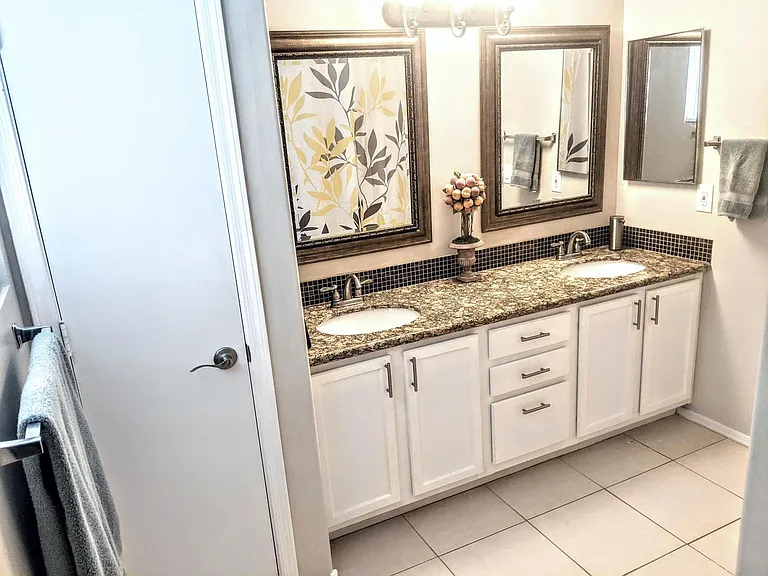 Upstairs Bathroom (full)