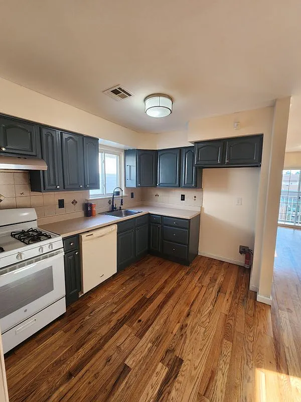 3 bed, 2.0 bath, 1200 sqft, $2,200 — Photo 2