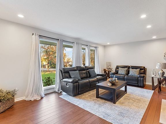 4th image of 3810 Crestwood Dr