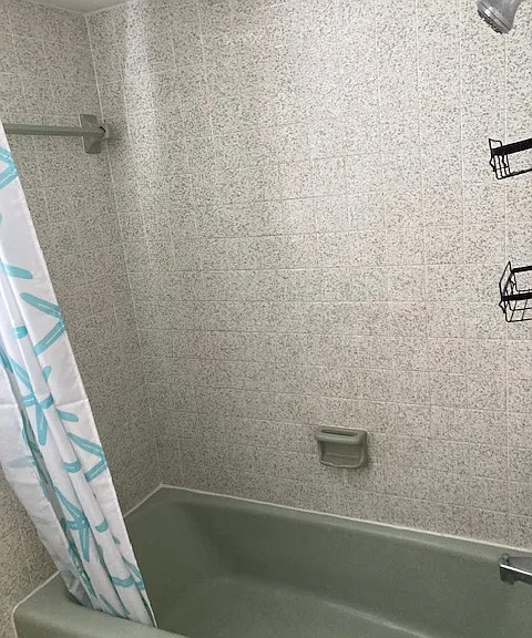 Guests' bath tub