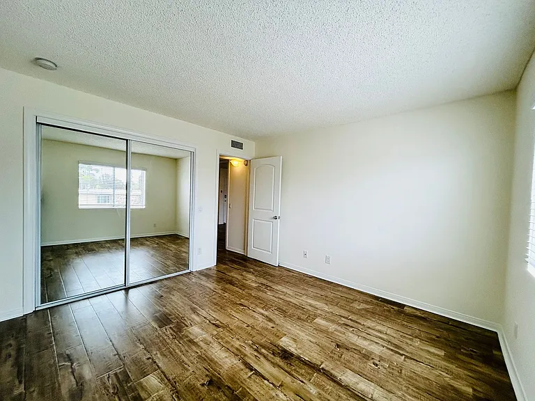 10520 National Blvd — Photo 5