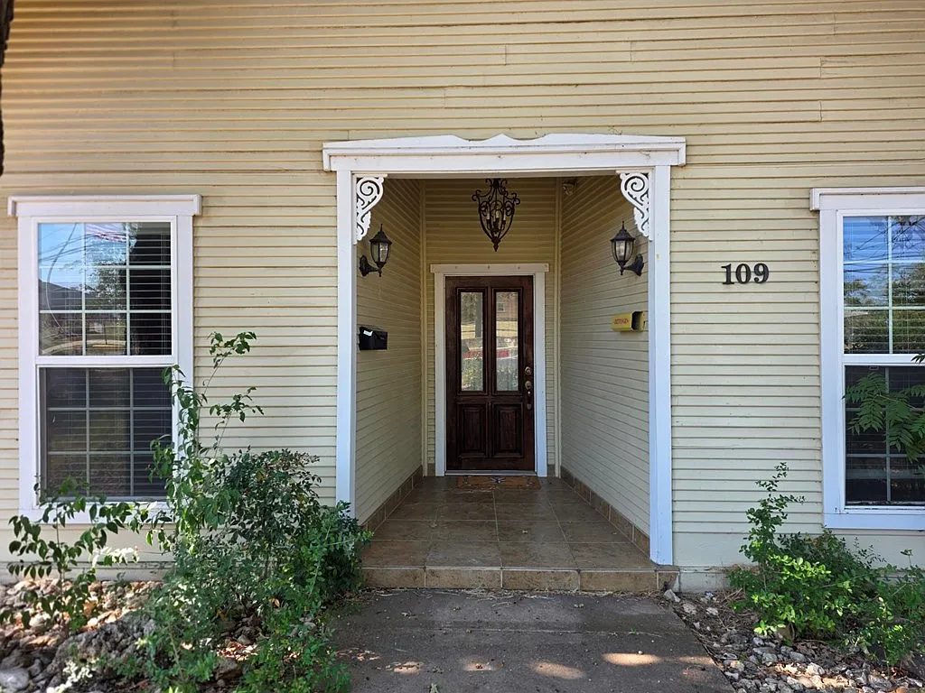 Building Photo - 109 W Travis St #MH
