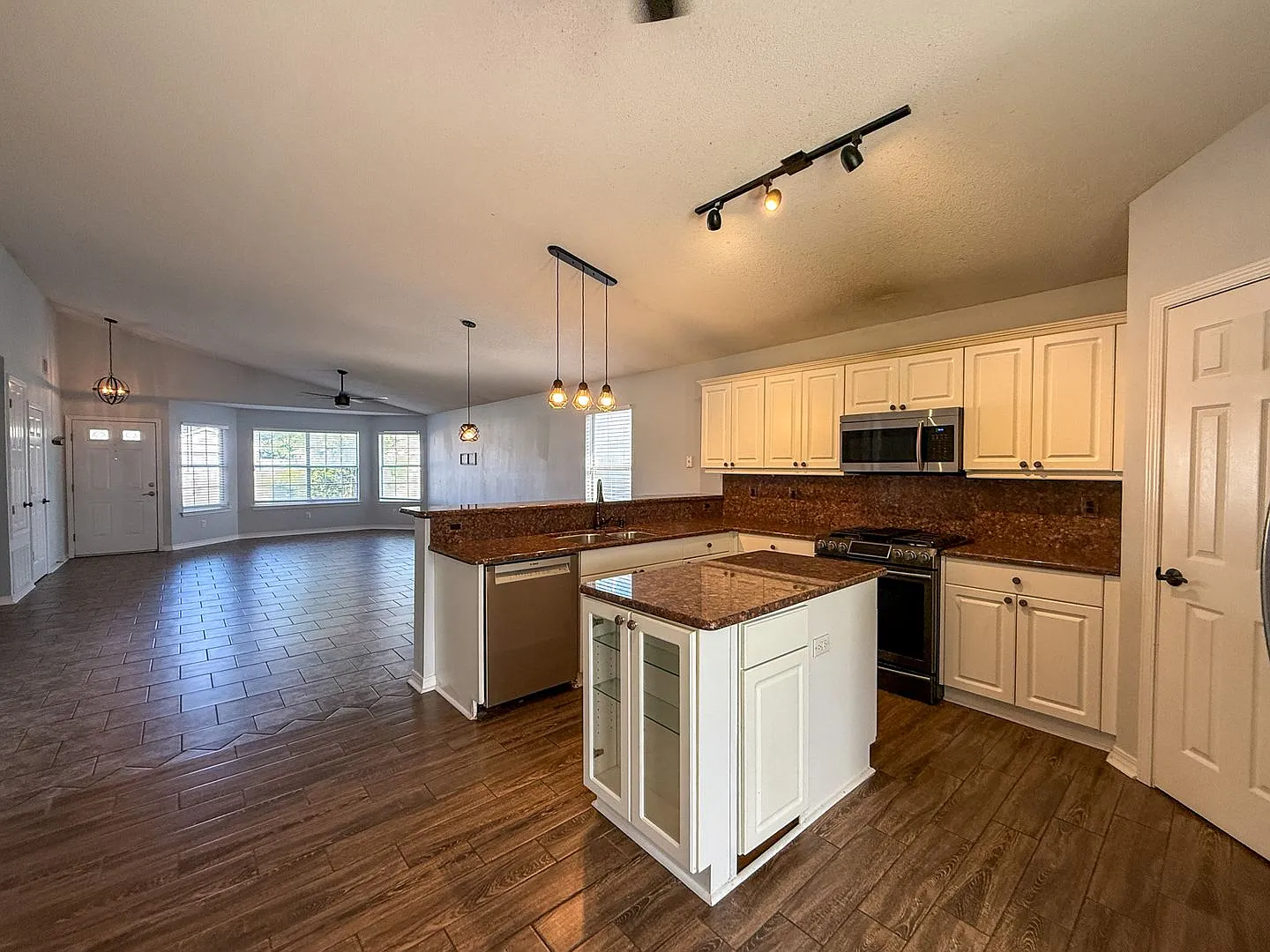 Charming 3 Bedroom Home with Pergola, Fenced Backyard & Washer/Dryer Included! — Photo 2