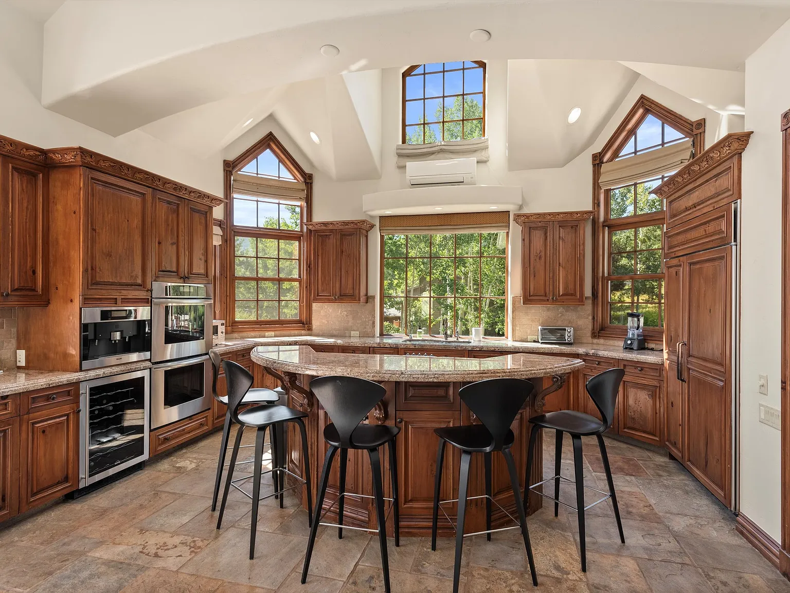 5 bed, 5.5 bath, 5000 sqft, $45,000 — Photo 3