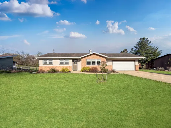 527 Timber Hills Dr, Freeport, IL 61032