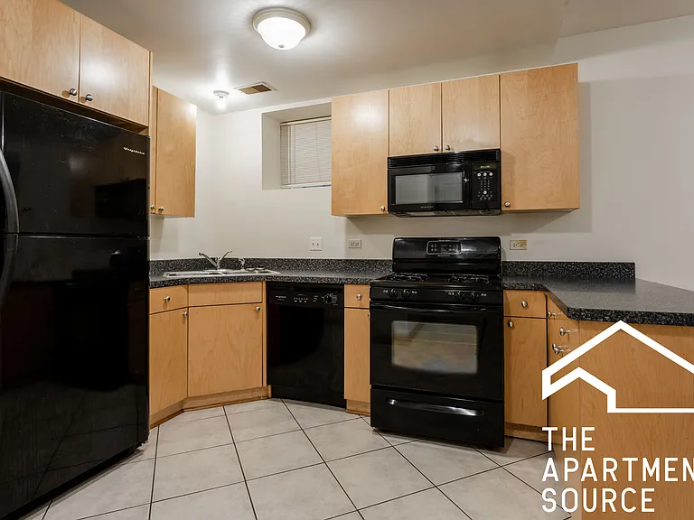1822 N Campbell Ave — Photo 2