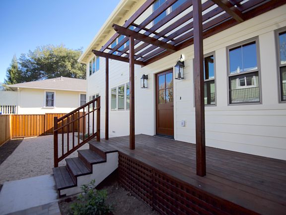 Private yard and entry