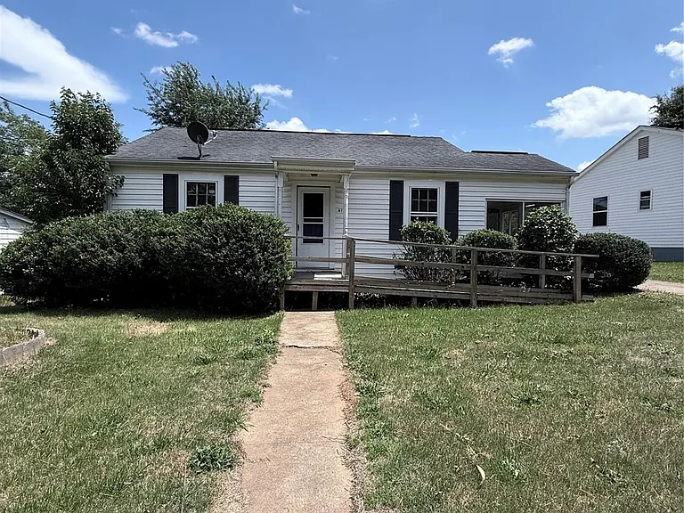 415 Circle Dr W — Photo 1