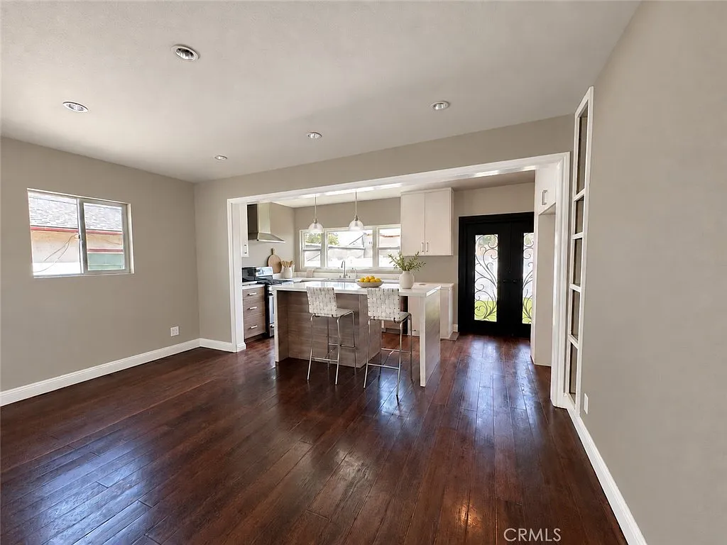 3 bed, 1276 sqft, $3,750 — Photo 2