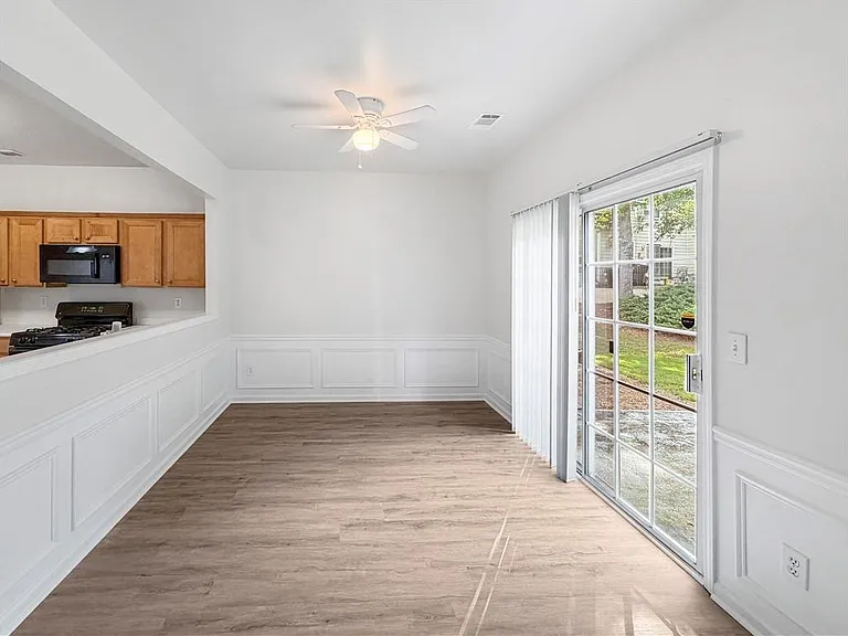 2425 Fairlie Dr — Photo 8