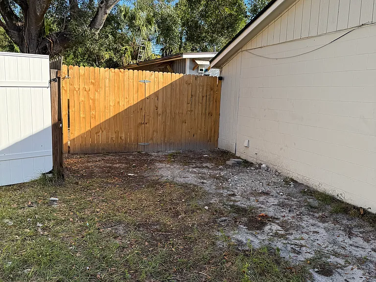 Meadowbreeze Dr — Photo 13