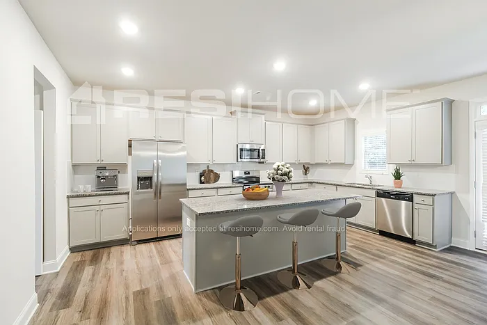 4 bed, 2.5 bath, 2655 sqft, $3,095 — Photo 3