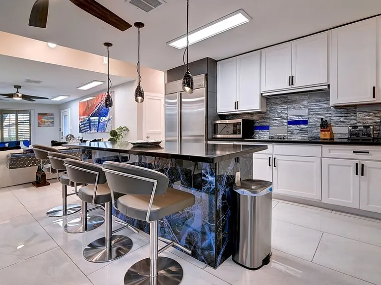121 W Balboa Dr — Photo 16
