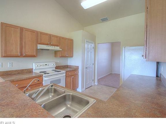 4th image of 1305 NE 4th Ave
